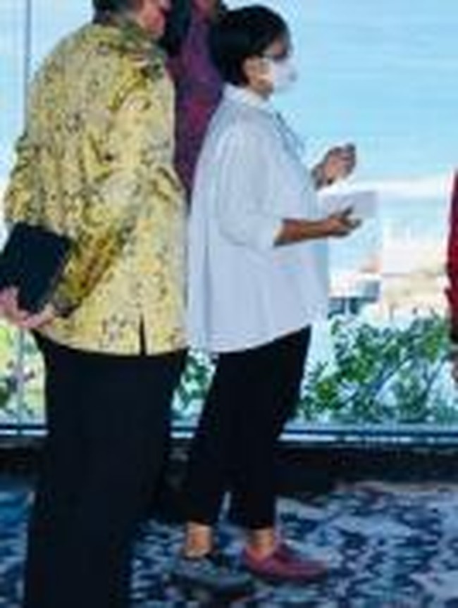 Dengan padanan busana yang sederhana dan bersahaja, sepatu beda warna Menlu Retno menjadi sebuah fashion statement yang unik. (Foto: Situs Presiden Republik Indonesia)