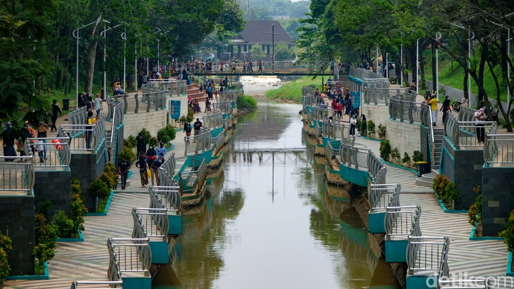 Taman Kota 2 BSD ramai dikunjungi warga saat akhir pekan. Lokasi ini memang menjadi destinasi liburan dengan bujet murah di Kota Tangerang Selatan, Banten.