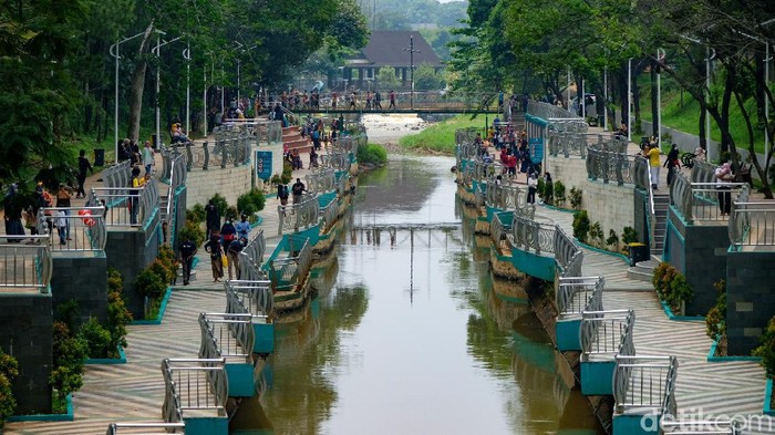 Serunya Habiskan Akhir Pekan di Taman Kota 2 BSD Taman Kota 2 BSD ramai dikunjungi warga saat akhir pekan. Lokasi ini memang menjadi destinasi liburan dengan bujet murah di Kota Tangerang Selatan, Banten.