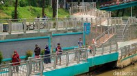 Berkonsep kekinian, dengan paduan warna yang lembut cerah membuat suasana sepanjang sungai di taman begitu enak. 