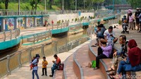 Ada banyak spot untuk duduk-duduk yang dimanfaatkan warga. 