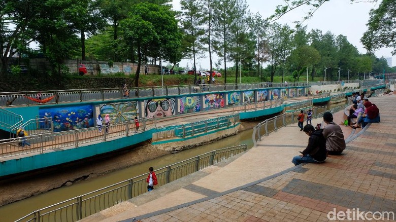 Taman Kota 2 BSD ramai dikunjungi warga saat akhir pekan. Lokasi ini memang menjadi destinasi liburan dengan bujet murah di Kota Tangerang Selatan, Banten.