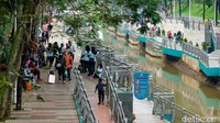 Traveler bisa menyusuri kawasan pedestrian di Taman Kota 2 BSD, namanya Jaletreng River Park. Konsepnya mirip dengan sungai hits di Korea Selatan, Cheonggycheon. (Andhika Prasetia/detikcom)