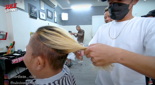 Melalui video YouTubenya yang berjudul Challenge Potong Rambut Malah Kena Prank itu Sule menjelaskan bahwa alasannya pada akhirnya memilih untuk memendekkan rambutnya adalah karena banyak dari netizen yang setuju jika dirinya mengganti model rambut. Merasa tertantang, Sule pun akhirnya memotong rambut panjangnya. Foto: YouTube/SULE Channel