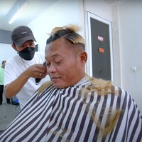 Sesampainya di tempat potong rambut, Sule pun meminta agar rambutnya dipotong pendek karena dia mengaku sudah bosan dengan rambut panjangnya. Sebelumnya Sule pun sempat melakukan polling di Instagram. Hasilnya, 60% memilih Sule untuk memotong rambutnya jadi lebih pendek. Foto: YouTube/SULE Channel
