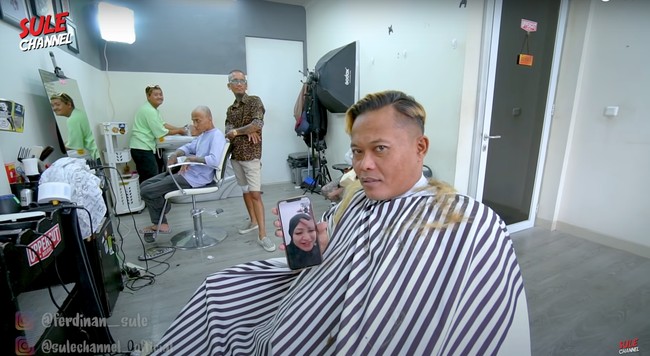 Penampilan baru Sule itu pun banyak mendapat pujian dari netizen. Tak sedikit yang menyebutnya terlihat lebih keren. Bagaimana menurutmu? Foto: YouTube/SULE Channel