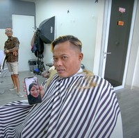 Penampilan baru Sule itu pun banyak mendapat pujian dari netizen. Tak sedikit yang menyebutnya terlihat lebih keren. Bagaimana menurutmu? Foto: YouTube/SULE Channel