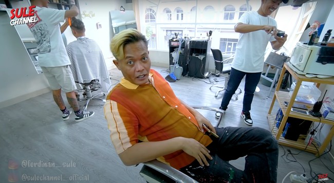 Keerreenn.... Pantess koq.....kang Sulee.... biar gak rontok... bsk bs pnjg lg..... Makin Sukses.... Sehat2 Slalu.... Makin bnyk berkatnya.... Bravo SulFam.... GBU All.... komentar salah seorang netizen. tapi keren kang ,jadi kaya lebih muda pas di cukur pendek gitu .mudah2an rambut baru ,rezeki baru .sehat2 kang sule dan family, tambah netizen lain. Foto: YouTube/SULE Channel