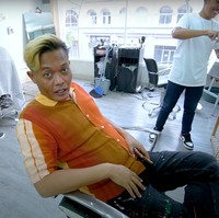 Keerreenn.... Pantess koq.....kang Sulee.... biar gak rontok... bsk bs pnjg lg..... Makin Sukses.... Sehat2 Slalu.... Makin bnyk berkatnya.... Bravo SulFam.... GBU All.... komentar salah seorang netizen. tapi keren kang ,jadi kaya lebih muda pas di cukur pendek gitu .mudah2an rambut baru ,rezeki baru .sehat2 kang sule dan family, tambah netizen lain. Foto: YouTube/SULE Channel