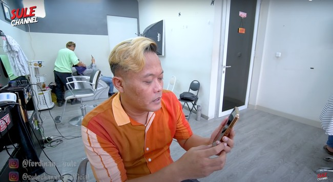 Begini penampilan Sule dengan gaya rambut pendeknya yang baru. Jadi terlihat lebih rapih bukan? Foto: YouTube/SULE Channel