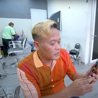 Begini penampilan Sule dengan gaya rambut pendeknya yang baru. Jadi terlihat lebih rapih bukan? Foto: YouTube/SULE Channel