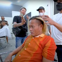 Komedian Sule baru-baru ini terlihat mengubah gaya rambutnya. Biasa tampil dengan rambut gondrong, kini Sule memilih untuk memangkas rambutnya menjadi lebih pendek. Proses pemotongan rambutnya itu pun diunggah oleh Sule melalui sebuah video di channel YouTube miliknya. Foto: YouTube/SULE Channel