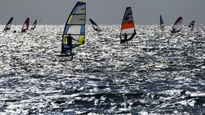 Surga Peselancar Angin di Danau Italia