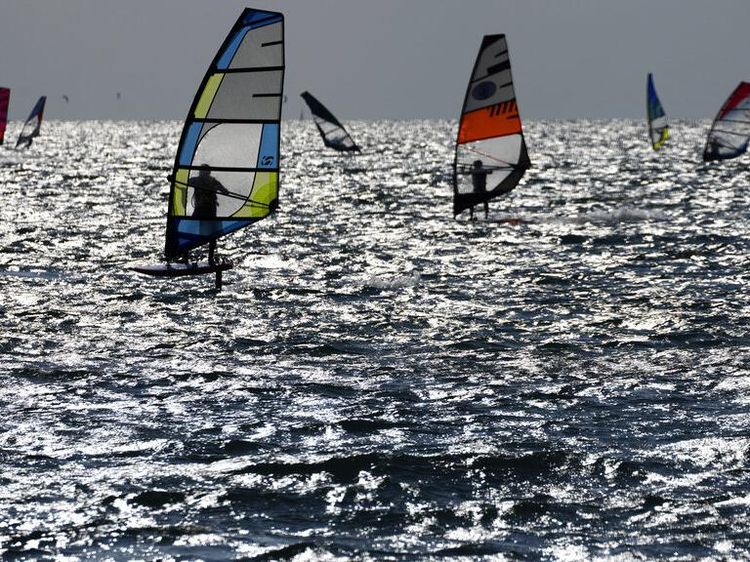 Surga Peselancar Angin di Danau Italia