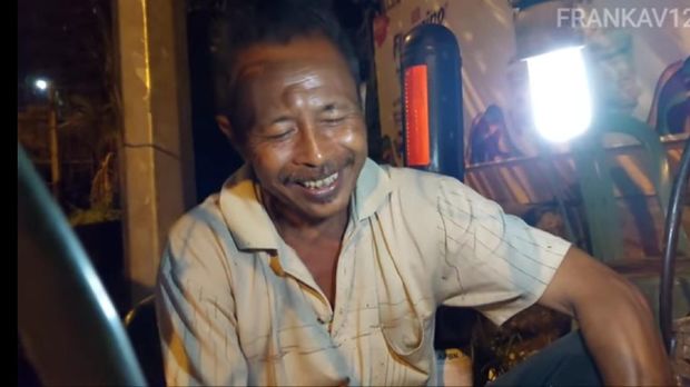 'Tetangga' Jokowi Ini Jualan Kerak Telor di Bogor