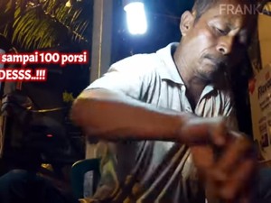 Tetangga Jokowi Ini Jualan Kerak Telor di Bogor