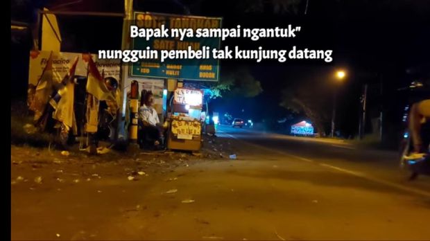 'Tetangga' Jokowi Ini Jualan Kerak Telor di Bogor