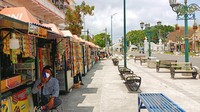 Sebuah spot foto eksotis yang tak boleh dilewatkan. Deretan bangunan tua berdiri kokoh dan megah sejauh mata memandang. Terlihat di kejauhan gerbang keraton. Pesona eksotis ditambah dengan pemandangan gagahnya kraton Jogja.