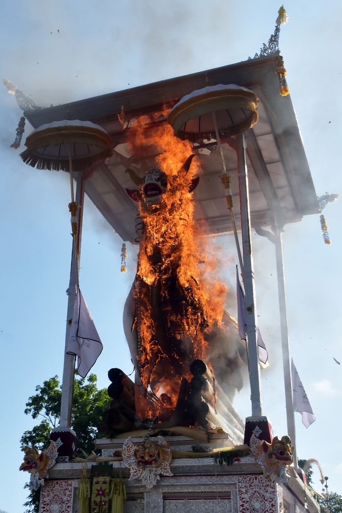 UPACARA NGABEN BERSKALA BESAR DI BALI Ratusan warga mengiringi arak-arakan bade atau menara usungan jenazah Ida Pedanda Nabe Gede Dwija Ngenjung saat upacara Ngaben di kawasan Sanur, Denpasar, Bali, Jumat (8/10/2021). Upacara Ngaben sebagai penghormatan terakhir terhadap mendiang Ida Pedanda Nabe Gede Dwija Ngenjung yakni seorang pemuka agama Hindu di Bali tersebut merupakan upacara Ngaben berskala besar pertama yang digelar selama masa pandemi COVID-19 setelah turunnya level PPKM di Bali dari level 4 berubah menjadi level 3. ANTARA FOTO/Nyoman Hendra Wibowo/aww.