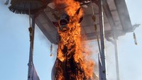 Prosesi pembakaran peti berbentuk lembu atau sapi putih yang berisi jenazah Ida Pedanda Nabe Gede Dwija Ngenjung saat upacara Ngaben di kawasan Sanur, Denpasar, Bali, Jumat (8/10/2021). 
