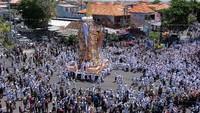 Ratusan warga mengiringi arak-arakan bade atau menara usungan jenazah Ida Pedanda Nabe Gede Dwija Ngenjung saat upacara Ngaben di kawasan Sanur, Denpasar, Bali, Jumat (8/10/2021).  