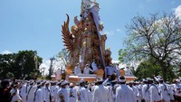 Upacara Ngaben sebagai penghormatan terakhir terhadap mendiang Ida Pedanda Nabe Gede Dwija Ngenjung. 