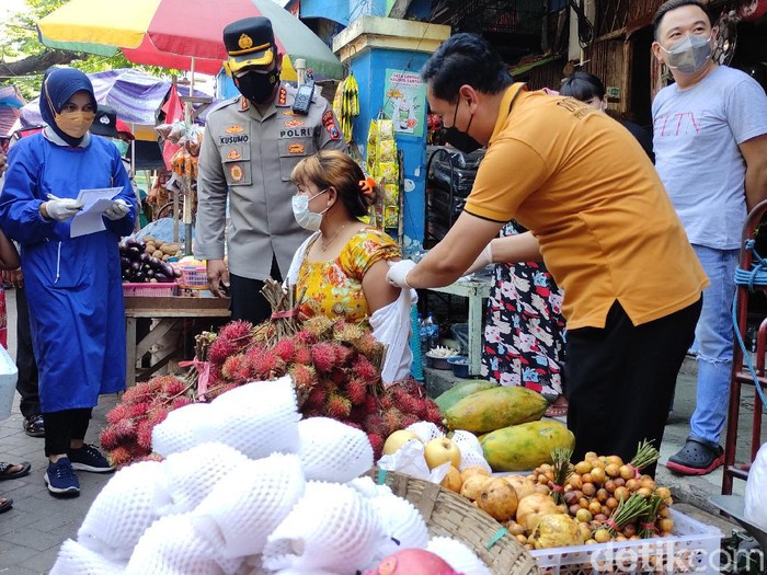 Capaian vaksinasi COVID-19 dosis pertama di Sidoarjo sudah 67,8 persen. Polresta Sidoarjo dan jajaran terus gencar menggelar vaksinasi COVID-19.