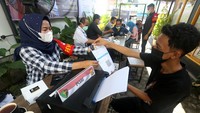 Polda Aceh bekerja sama dengan pengusaha cafe dan restoran untuk menggelar vaksinasi dari warkop ke warkop.