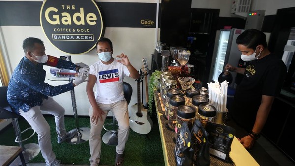 Nggak Cuma Ngopi, di Warkop Juga Bisa Vaksinasi