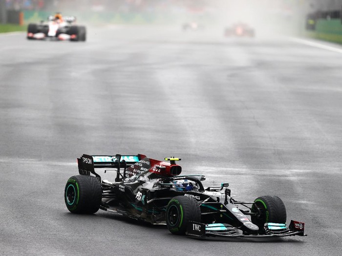 ISTANBUL, TURKEY - OCTOBER 10: Valtteri Bottas of Finland driving the (77) Mercedes AMG Petronas F1 Team Mercedes W12 during the F1 Grand Prix of Turkey at Intercity Istanbul Park on October 10, 2021 in Istanbul, Turkey. (Photo by Bryn Lennon/Getty Images)