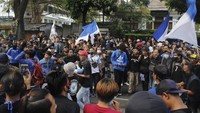 Ratusan orang dari berbagai kelompok suporter Persib Bandung atau Bobotoh menggeruduk kantor manajemen Persib di Jalan Sulanjana, Kota Bandung pada Minggu (10/10/2021) sore. 