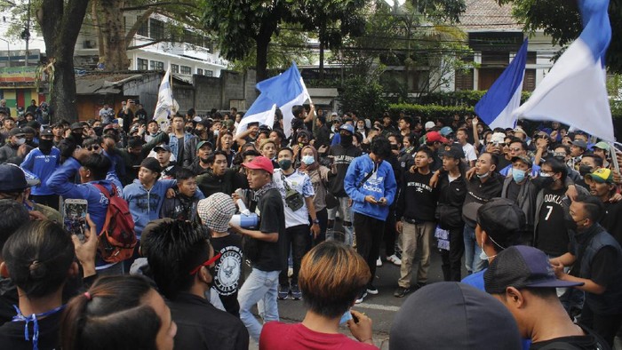Waduh, Kantor Persib Bandung Digeruduk Bobotoh, Ada Apa? 1 Ratusan orang dari berbagai kelompok suporter Persib Bandung atau Bobotoh menggeruduk kantor manajemen Persib di Jalan Sulanjana, Kota Bandung pada Minggu (10/10/2021) sore.