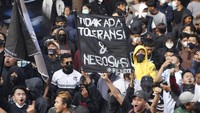 Mereka juga meminta agar pihak manajemen menyampaikan permintaan maaf terbuka kepada Bobotoh atas capaian Persib di awal musim ini. 