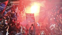 Sambil menunggu tuntutan mereka dikabulkan, para Bobotoh pun menyanyikan chant-chant. Hingga pukul 16.00 WIB, Bobotoh masih melakukan lobi-lobi dengan perwakilan manajemen. 