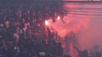 Ini merupakan aksi unjuk rasa ketiga yang dilakukan oleh Bobotoh di depan kantor manajemen Persib Bandung. Sejauh ini manajemen tetap mempertahankan Robert Alberts sebagai juru taktik Persib seraya melakukan evaluasi. 