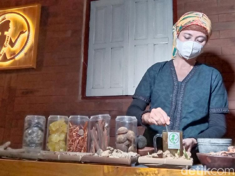 Wanita Ini Sukses Jualan Wedang Sehat ala Jokowi