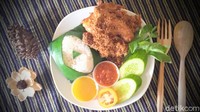 Nasi ayam rempah serta ayam bakar madu menjadi makanan yang pas disantap sembari menyeruput wedang rempah. Foto: detikcom/Rinto Heksantoro