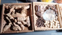 Usaha yang dijalani dari rumah ini, diakui Prasasti bisa menambah penghasilan keluarga. Sebelumnya, usaha jasa penerbitan dan multimedia yang ia geluti justru kembang kempis lantaran dampak pandemi COVID-19 sehingga ia pun banting setir meracik wedang rempah. Foto: detikcom/Rinto Heksantoro