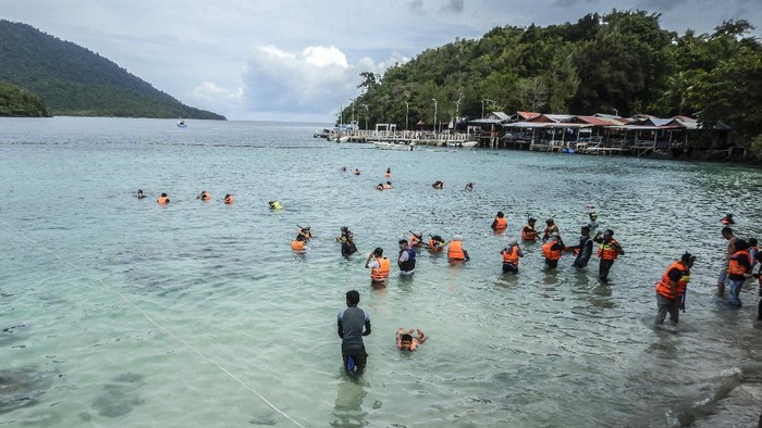 WISATA SNORKLING PANTAI RUBIAH Wisatawan berenang di Pantai Rubiah, Sabang, Aceh, Sabtu (9/10/2021). Pantai Rubiah merupakan salah satu destinasi wisata bagi penikmat 'snorkling' dimana wisatawan dapat menyewa alat tersebut dengan harga Rp50.000. ANTARA FOTO/Muhammad Adimaja/nz