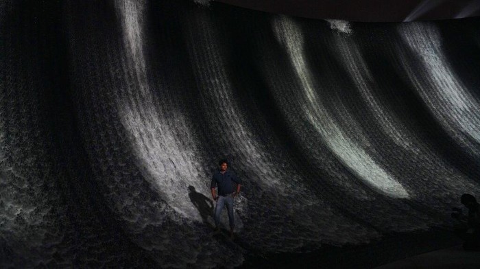 Woah, Ada Air Terjun Buatan di Dubai Expo A woman in a niqab poses for a selfie at the Water Feature at Expo 2020 in Dubai, United Arab Emirates, Saturday, Oct. 2, 2021. (AP Photo/Jon Gambrell)