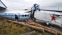 Pesawat L-410, turboprop bermesin ganda buatan Ceko, jatuh di dekat kota Menzelinsk, sekitar 960 kilometer (600 mil) timur Moskow, Rusia, Minggu (10/10/2021) waktu setempat.  