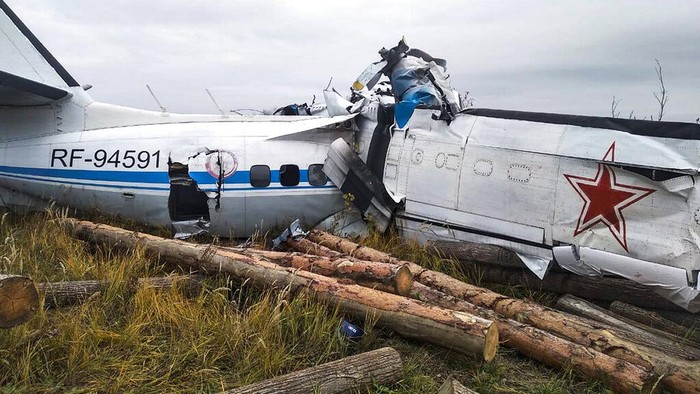 16 Atlet Terjun Payung Tewas Usai Pesawat Jatuh di Rusia This photo provided by the Russian Emergency Situations Ministry press service shows the L-410, a Czech-made twin-engine turboprop, crashed near the town of Menzelinsk, about 960 kilometers (600 miles) east of Moscow, Russia, Sunday, Oct. 10, 2021. A plane carrying skydivers crashed Sunday shortly after takeoff in central Russia, reportedly killing 15 of the 22 people aboard. The L-410, a Czech-made twin-engine turboprop, crashed near Menzelinsk, about 960 kilometers (600 miles) east of Moscow (Ministry of Emergency Situations press service via AP)