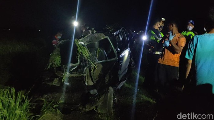 Sebuah mobil minibus tertabrak kereta api (KA) Gajayana di perlintasan kereta tanpa palang pintu Dukuh Bedowo, Desa Jetak, Kecamatan Sidoharjo, Sragen, Jawa Tengah.