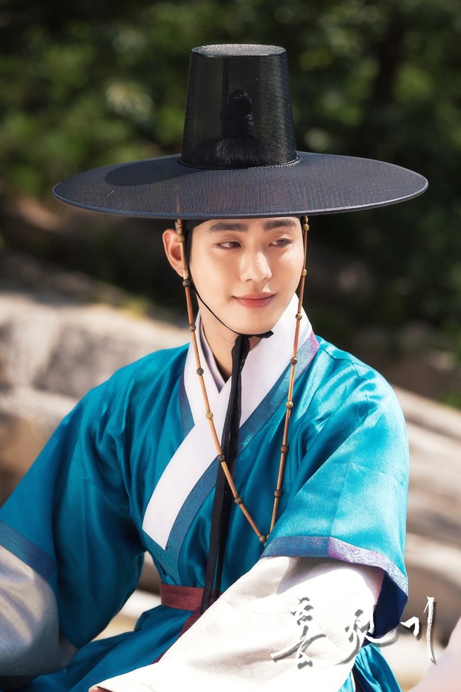 Aktor yang besar di Kanada itu membintangi drama Korea Lovers of the Red Sky pada 2021. Ahn Hyo Seop dikisahkan sebagai peramal buta yang bisa membaca ramalan astrologi. Dia memenangkan penghargaan Best Couple Award bersama Kim Yoo Jung dari SBS Drama Awards. Foto: dok. SBS