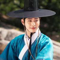 Aktor yang besar di Kanada itu membintangi drama Korea Lovers of the Red Sky pada 2021. Ahn Hyo Seop dikisahkan sebagai peramal buta yang bisa membaca ramalan astrologi. Dia memenangkan penghargaan Best Couple Award bersama Kim Yoo Jung dari SBS Drama Awards. Foto: dok. SBS