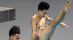 Aksi Atlet Loncat Indah di Final Synchro Menara PON Papua