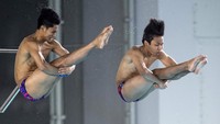 Pasangan atlet loncat indah putra Papua, Adil A Ibra dan Alvin Ahmad melakukan loncatan di final nomor Synchro Menara Putra PON Papua. 
