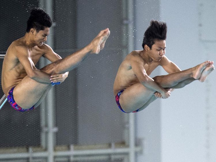 Aksi Atlet Loncat Indah di Final Synchro Menara PON Papua