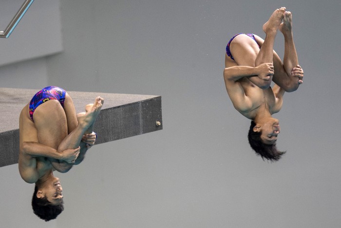 Aksi Atlet Loncat Indah di Final Synchro Menara PON Papua Atlet loncat indah putra dari DKI Jakarta, Sumatera Selatan, dan Papua bertanding di final nomor Synchro Menara Putra PON Papua. Begini aksinya.