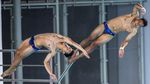 Aksi Atlet Loncat Indah di Final Synchro Menara PON Papua